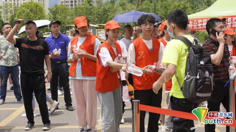 过年你的家乡都会有哪些风俗习惯报考志愿家长该怎么办家长切开志愿报考书